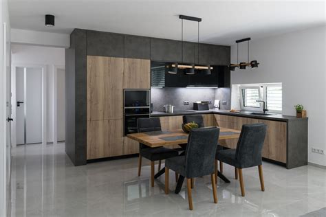 kuchyňa s rozhádzanými vecami a osobou, ktorá fajčí