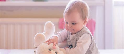 Pestrá miska s ovocným príkrmom a jogurtom pre 8-mesačné dieťa