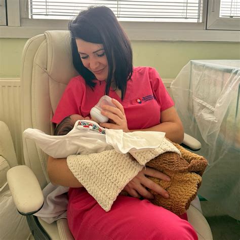 Ilustračná fotografia tehotnej ženy alebo pôrodných asistentiek pri práci.