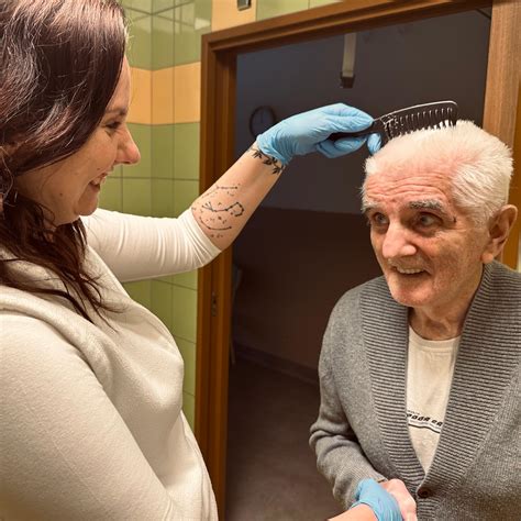Ilustrácia opatrovateľa, ktorý pomáha staršej osobe pri hygiene