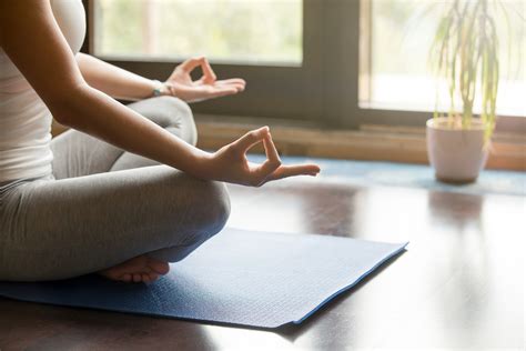žena relaxujúca pri meditácii v pokojnom prostredí