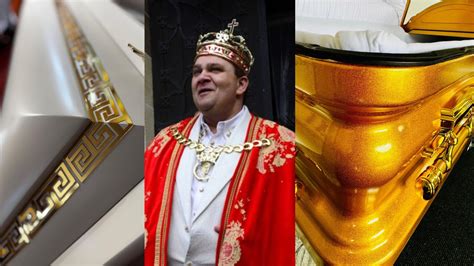 Ilustračná fotografia matky, ktorá sa snaží stimulovať svoje 18-mesačné dieťa k rozprávaniu, dieťa ukazuje na hračku.