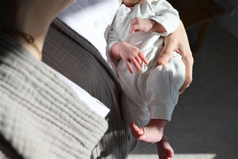 Dojča v polohe na všetkých štyroch, pripravené na plazenie