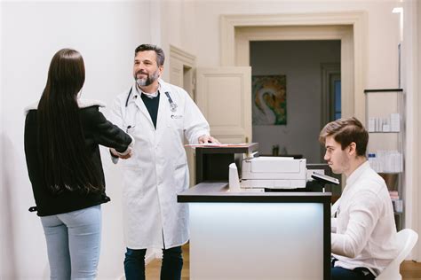 Dojča hrajúce sa s hračkou, ktorú si prekladá z ruky do ruky