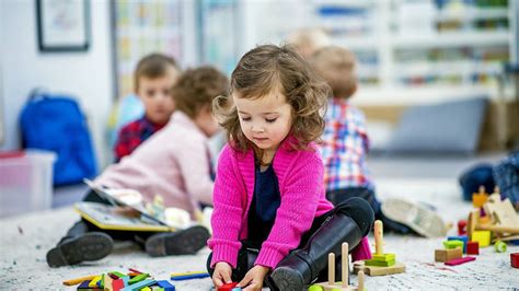 Dieťa hrajúce sa s rôznymi textúrovanými hračkami