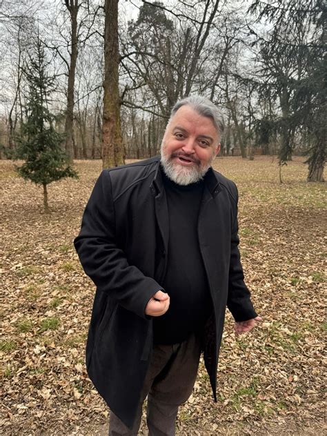 Ilustračná snímka zobrazujúca rodičov, ktorí sa rozprávajú so svojimi deťmi o bezpečnosti.