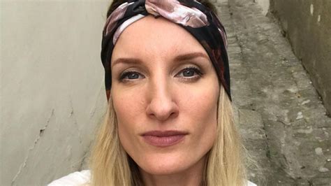 Fotografia dieťaťa s čistými rukami a tvárou po použití obrúskov
