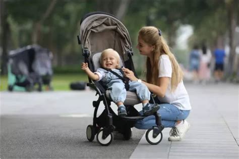 Infografika porovnávajúca vlastnosti rôznych športových kočíkov (hmotnosť, polohovanie, odpruženie)