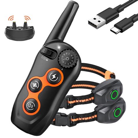 Rôzne typy obojkov proti štekaniu na bielom pozadí