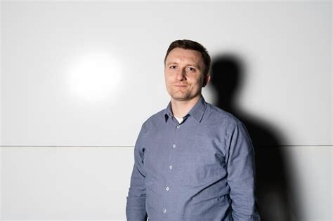 Peter Juhás počas hudobného vystúpenia