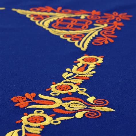 Detail slovenskej výšivky, napríklad z kolekcie Mileva alebo Sarra, s výrazným 3D efektom