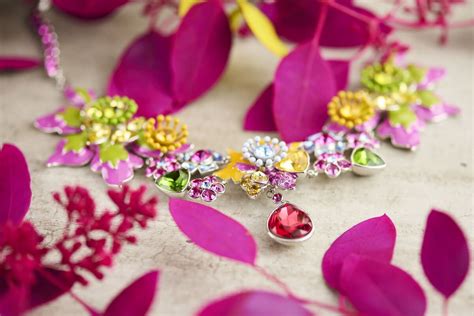 Ilustrácia zobrazujúca rôzne malé série šperkov, ktoré Petra Toth vytvára