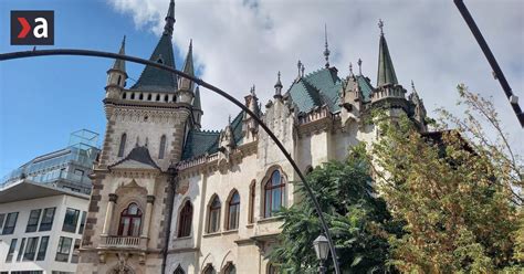 Detailná fotografia fasády Jakabovho paláca s ornamentálnymi prvkami.