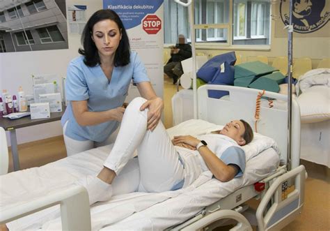 Schéma správneho polohovania pacienta na prevenciu dekubitov.