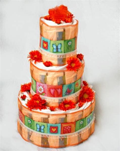 Štruktúra trojposchodovej plienkovej torty s rôznymi doplnkami.