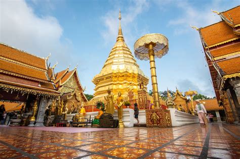 Zlatý chrám Wat Phra That Doi Suthep na vrchu hory