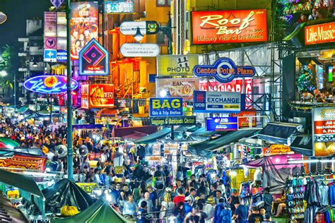rušná ulica Khao San Road v Bangkoku