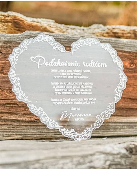 Ilustrácia akrylového srdca s jemným zdobením, ktoré symbolizuje lásku a vďaku rodičom.