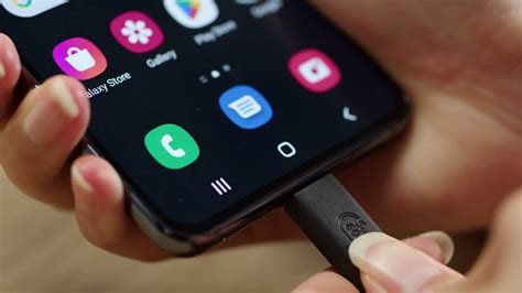 Ilustrácia rodiča hrajúceho sa s dieťaťom bez použitia mobilného telefónu