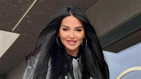 infografika zobrazujúca brucho pred a po pôrode s vyznačenými brušnými svalmi