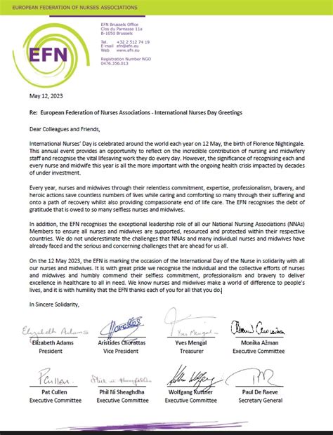 Ilustrácia znázorňujúca podporu prirodzených pôrodných polôh (napr. v drepe).