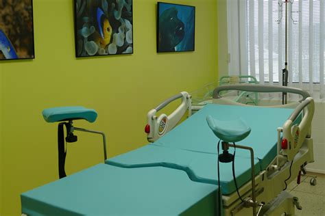 Interiér modernej pôrodnej sály s polohovateľným pôrodným lôžkom a vybavením