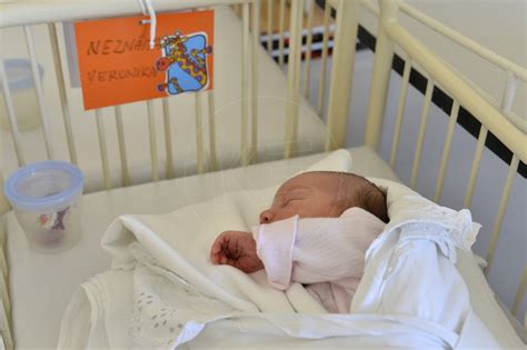 Ilustračná fotografia zobrazujúca ženu s novorodencom v nemocničnom prostredí.