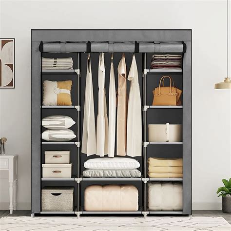 Interiér trojkrídlovej skrine Dalia Grey s policami, zásuvkami a tyčami na vešanie.