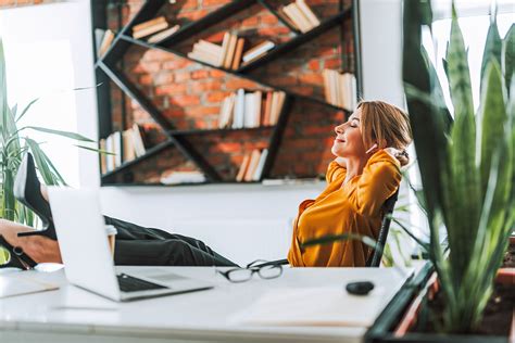 Fotografia Alistera McGrathea v pracovnom prostredí, obklopený knihami.