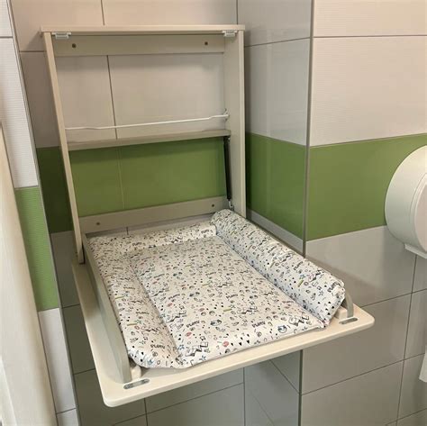 Nástenný prebaľovací pult Wicki v zloženom stave, ukazujúci jeho kompaktné rozmery