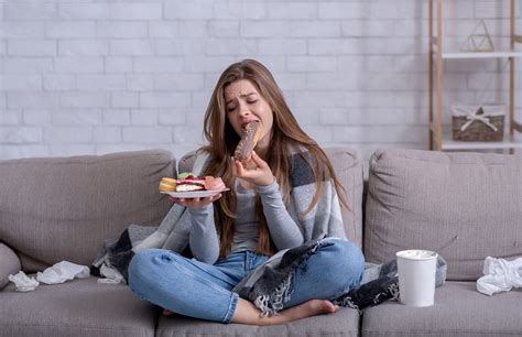 Porovnanie raňajok z minimálne spracovaných a vysoko spracovaných potravín.