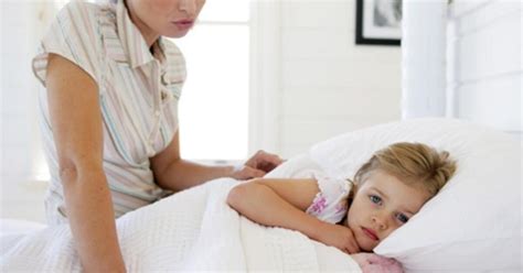 Ilustračná fotografia zobrazujúca dieťa v nemocničnej posteli s rodičom po jeho boku