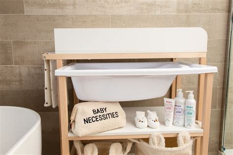 ilustračná fotografia moderného prebaľovacieho pultu s vaničkou