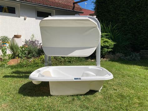 koláž rôznych prebaľovacích pultov s vaničkou