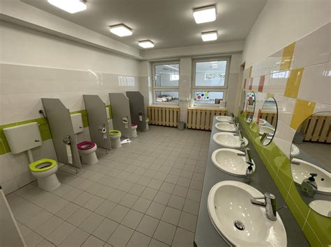 Farebné plastové tégliky a dávkovače na uteráky v kúpeľni materskej školy