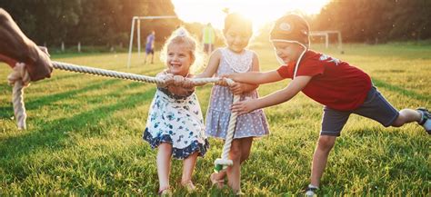 Ilustračná fotografia: Deti sa hrajú na ihrisku.