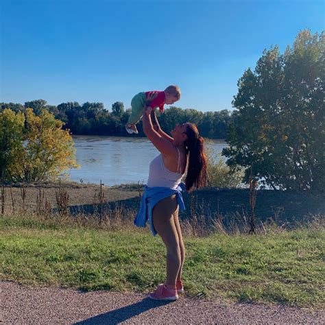 Ilustračná fotografia páru, ktorý drží v náručí detskú topánočku.