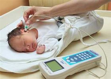 Ilustrácia novorodenca s nasadeným prístrojom na vyšetrenie sluchu