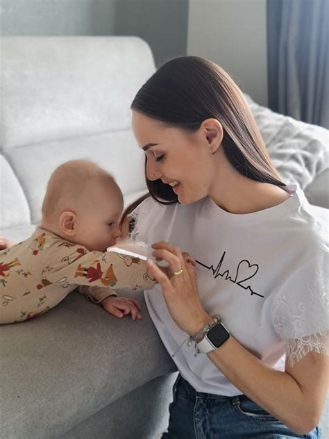 Ilustračná fotografia nastávajúcej mamičky, ktorá počúva tlkot srdca bábätka pomocou prenatálneho odposluchu