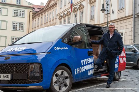 Ing. arch. Andrej Fiala pred prednáškou na tému: K počiatkom stredovekého urbanizmu v Bratislave