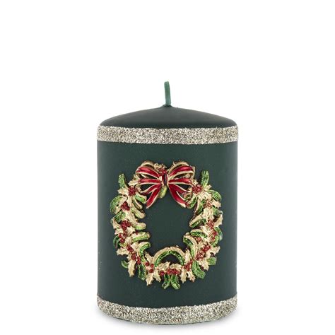 Vianočná sviečka s menom dieťaťa ako symbol spomienky.