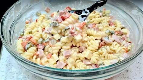 Farebný vrstvený cestovinový šalát v pohári