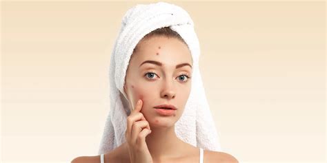 žena s teplým obkladom na hrádzi