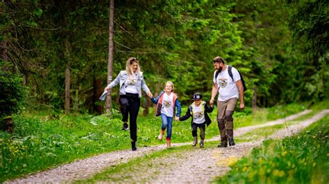 Ilustračná fotografia rodiny na výlete v slovenskej prírode