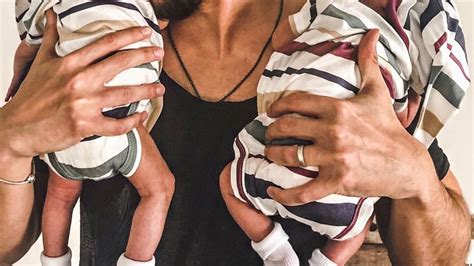 Ilustračná fotografia šťastnej rodiny s novonarodenými dvojičkami