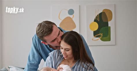 žena dojčiaca svoje dieťa