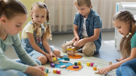 Ilustračné foto dieťaťa v škôlke s učiteľkou, ktoré naznačuje interakciu a možnú podporu