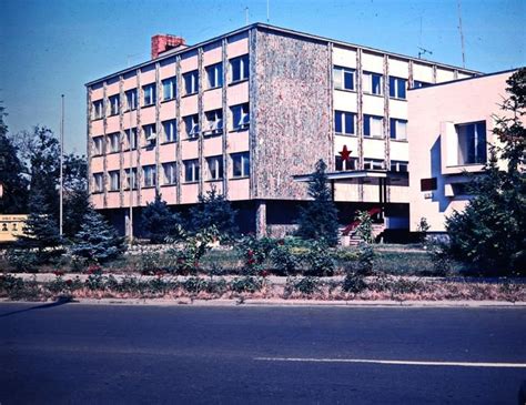 Koláž ikonických módnych štýlov Madonny z 80. rokov