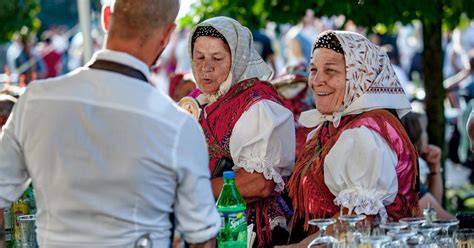 Fotografia rómskej ženy v tradičnom odeve