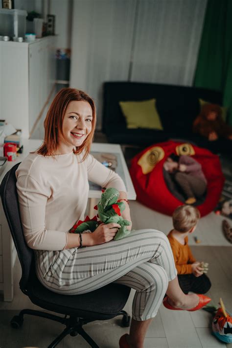 Obrázok zobrazujúci rodičov, ktorí sa rozprávajú s detským psychológom.